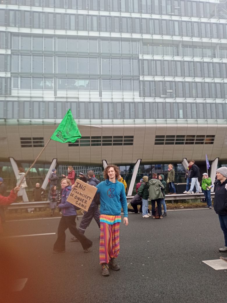 Teun(tje) met protestbord
